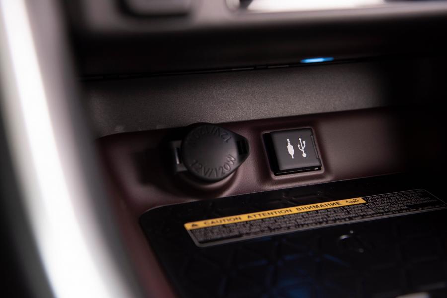Детали интерьера Toyota RAV4 XSE Hybrid 2018 года  (NA) (фото 61 из 71)